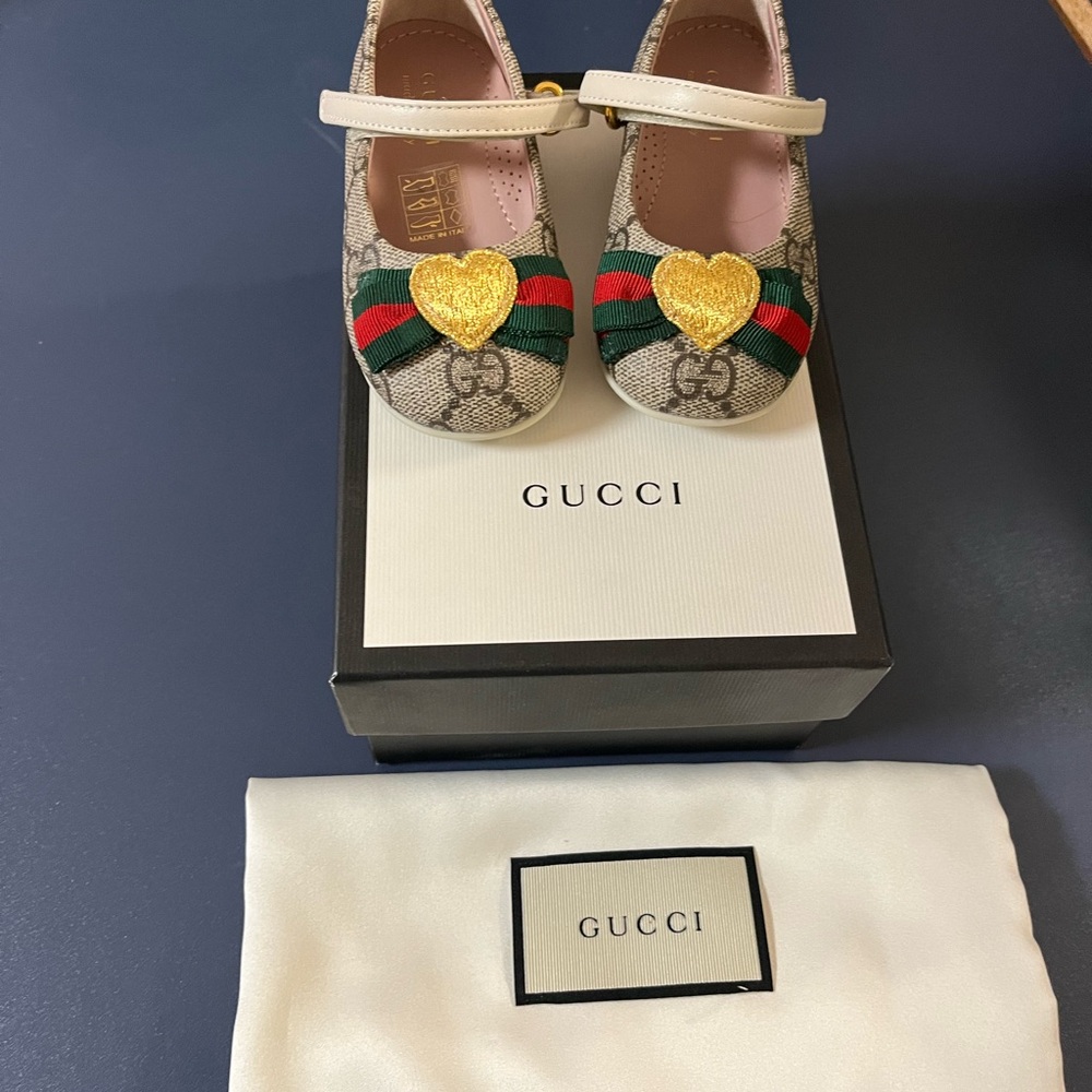 Gucci kid flats in tan size 20. Looks brand new. Only worn once.